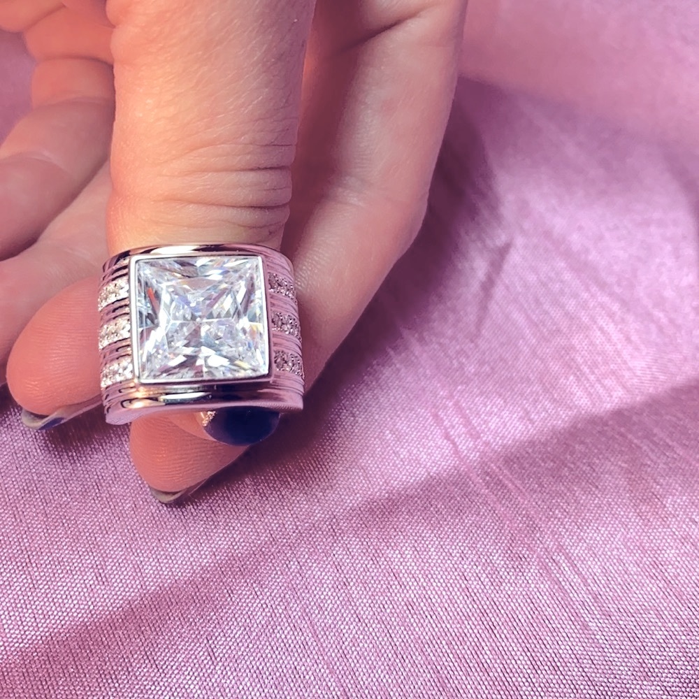 Bella Luce White Diamond Simulant Ring - Picture 12 of 14